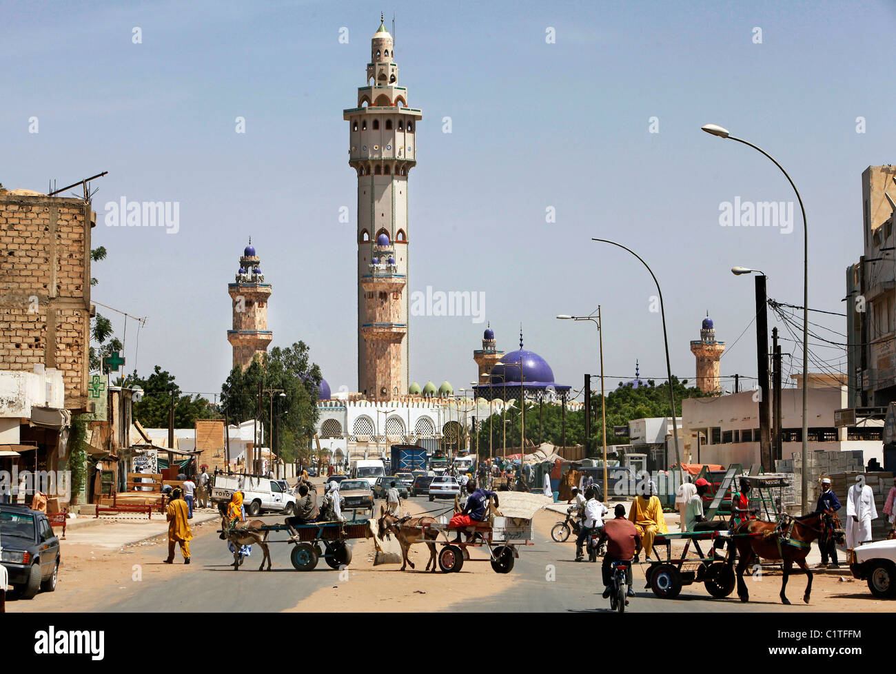 Blick auf die große Moschee von Straße in Touba, Senegal, Westafrika Stockfoto