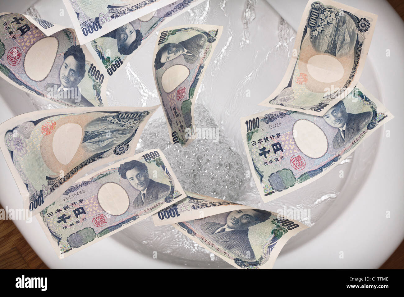 Japanische Yen-Banknoten werden in die Toilette gespült. Japanische Währung. Wirtschaftlicher Zusammenbruch. Stockfoto