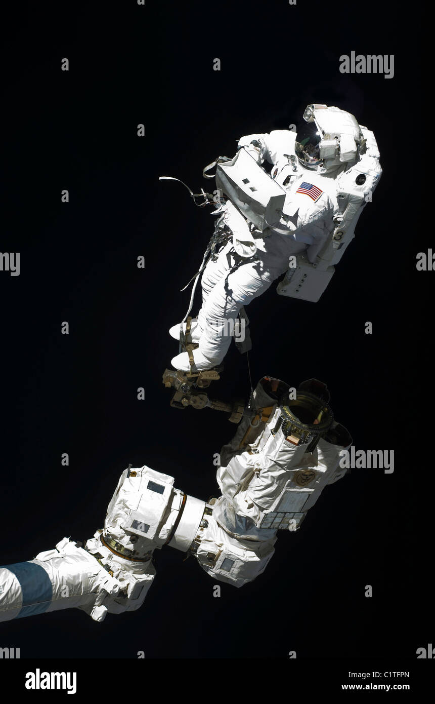 Astronaut verankert, eine mobile Fuß Zurückhaltung beteiligt sich an einer Sitzung der Extravehicular Tätigkeit. Stockfoto