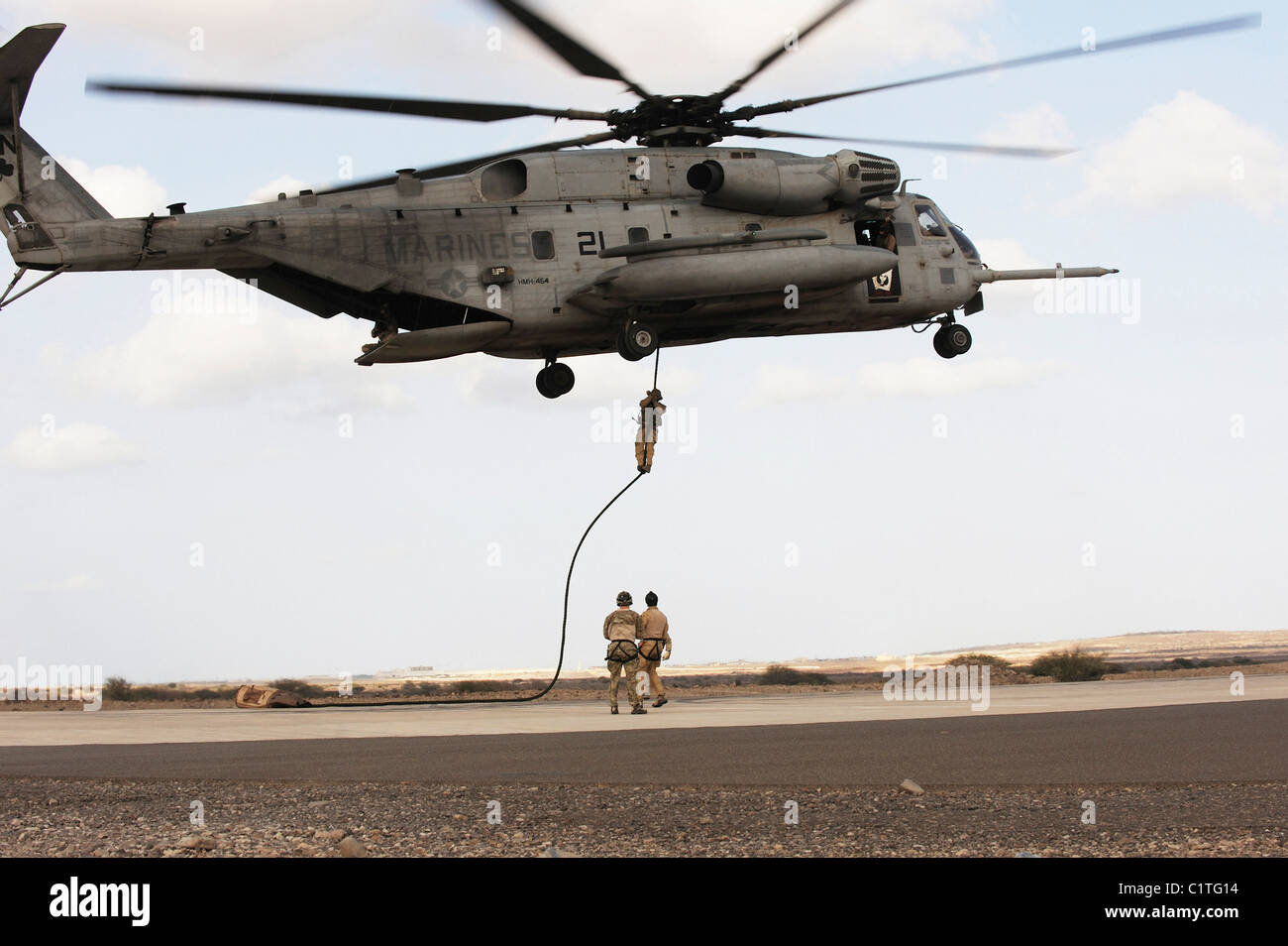 Luftwaffe Pararescuemen führen eine Bekämpfung einsetzen und Extraktion Übung in Dschibuti, Afrika. Stockfoto