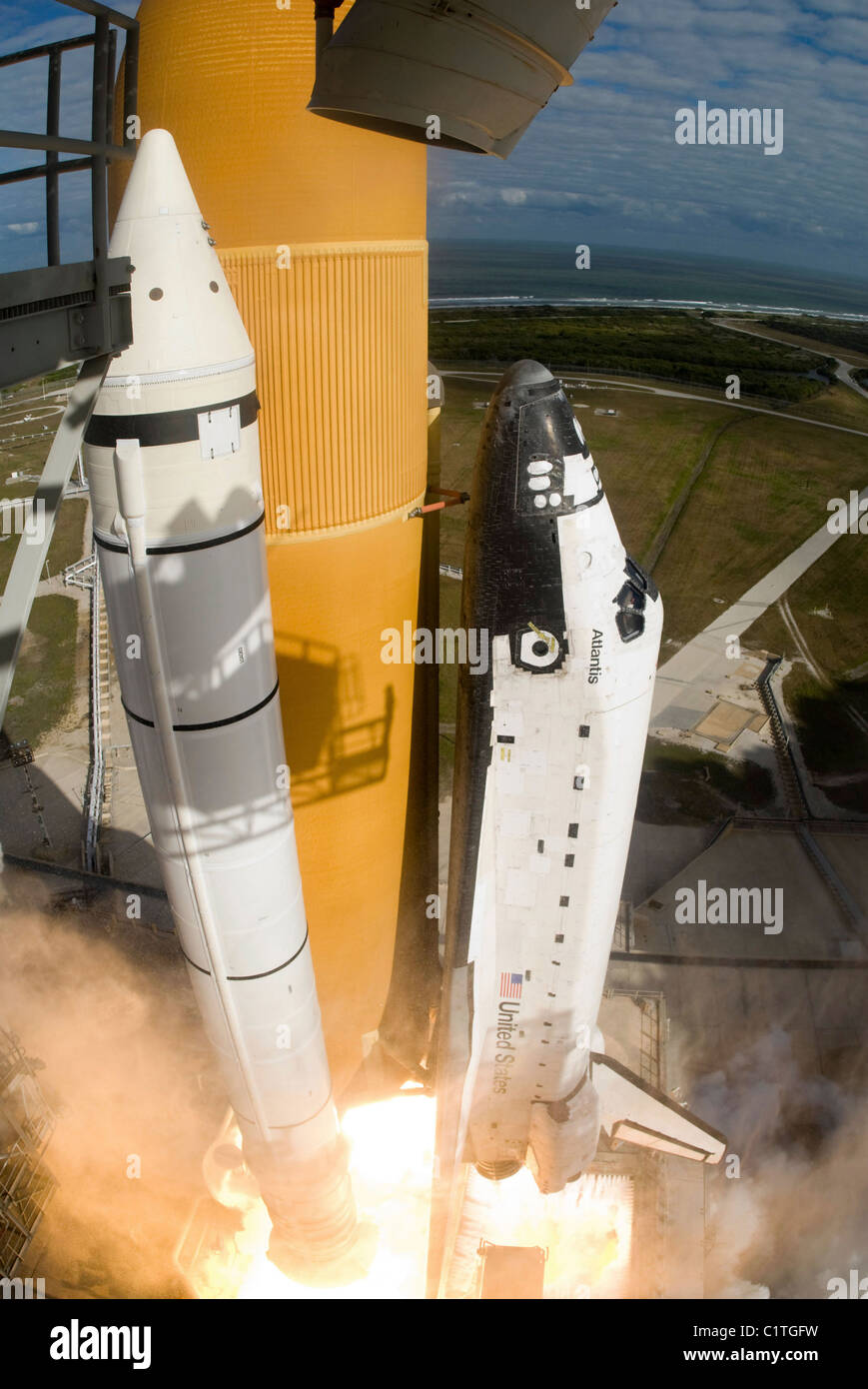 Space Shuttle Atlantis hebt sich ab von der Startrampe am Kennedy Space Center, Florida. Stockfoto