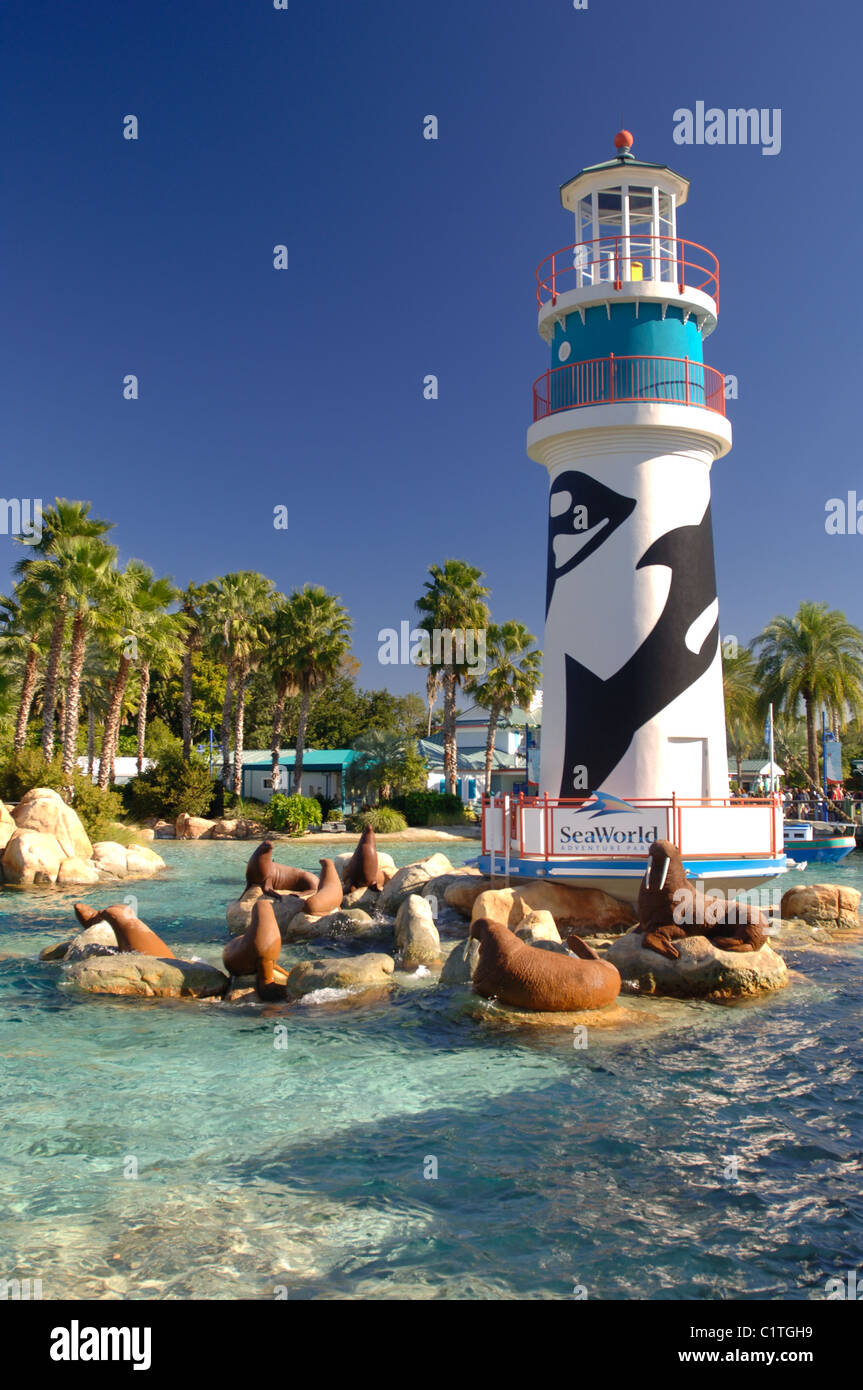 Der Leuchtturm und die Lagune am Eingang zum Seaworld Orlando, Florida Stockfoto