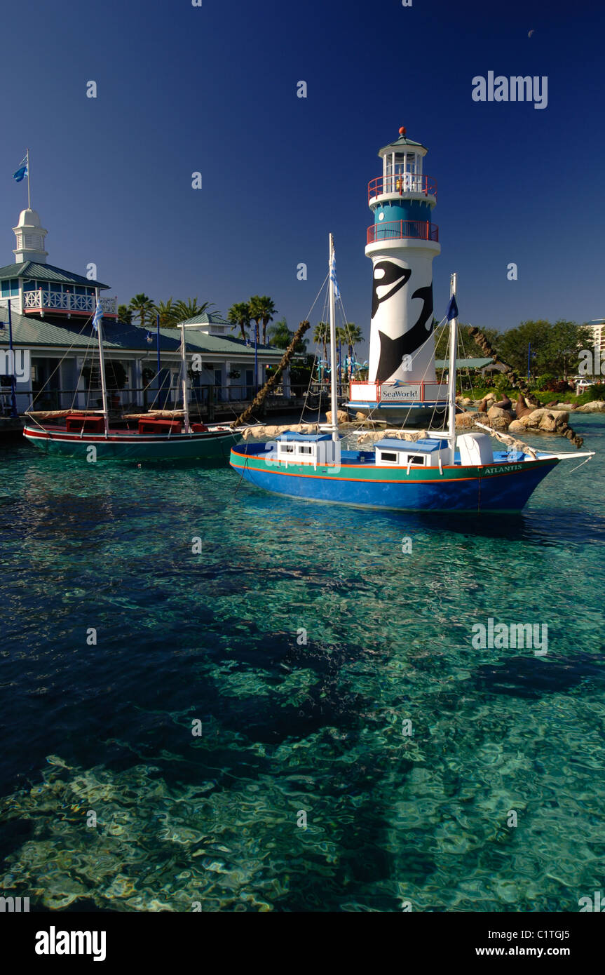 Der Leuchtturm, Boot und Lagune am Eingang zum Seaworld Orlando, Florida Stockfoto