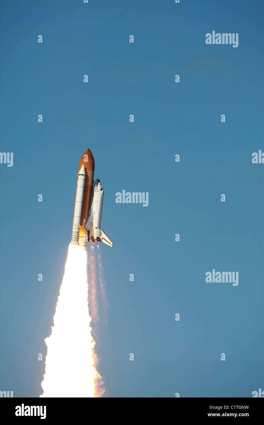 Space Shuttle Atlantis hebt ab vom Kennedy Space Center in Florida. Stockfoto