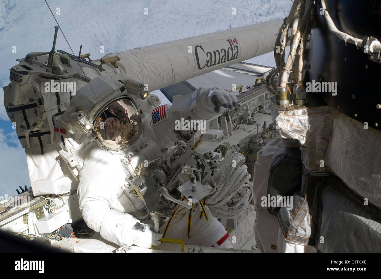 Ein Astronaut auf der Steuerbordseite der Ladebucht der Raumfähre Atlantis. Stockfoto