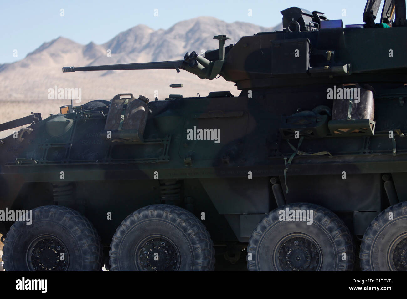 Ein leichtes gepanzertes Fahrzeug feuert seine 25mm Bushmaster Kette Gewehr. Stockfoto