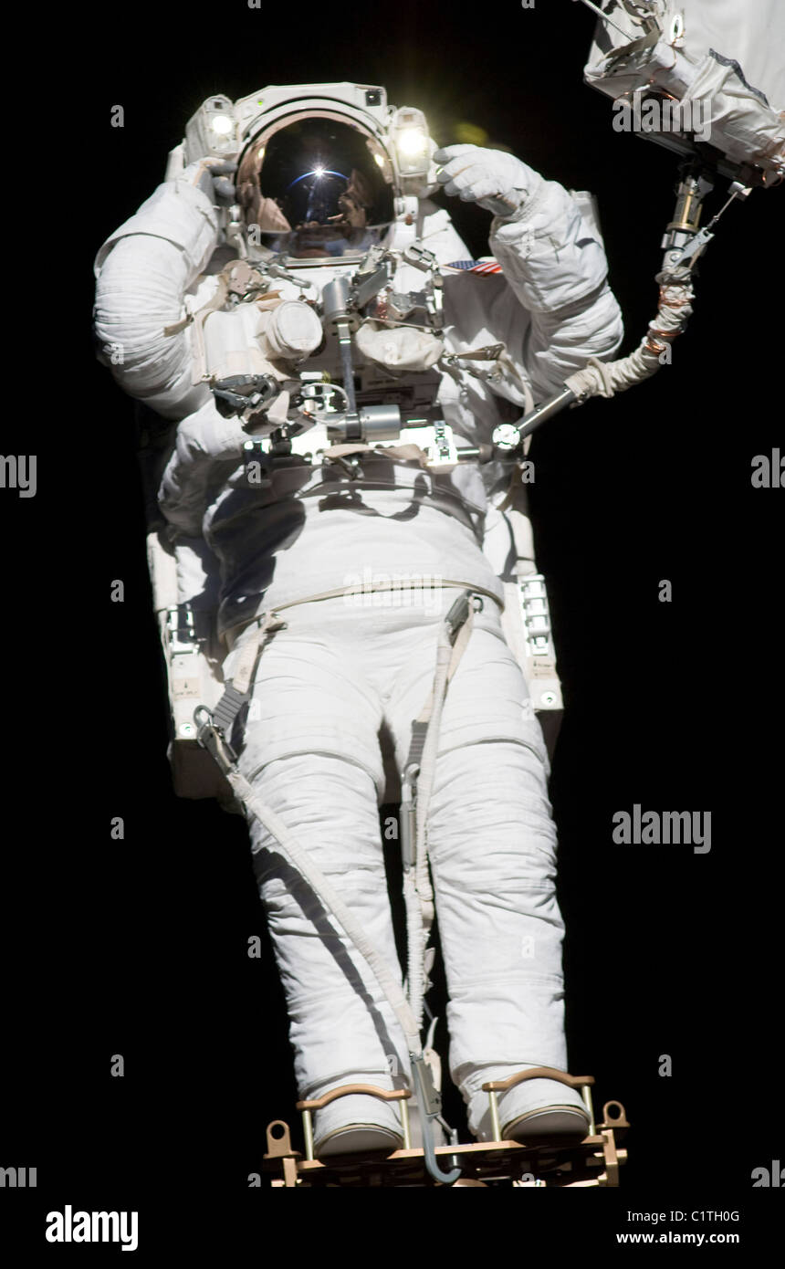 Astronaut verankert, eine mobile Fuß Zurückhaltung beteiligt sich an einer Sitzung der Extravehicular Tätigkeit. Stockfoto