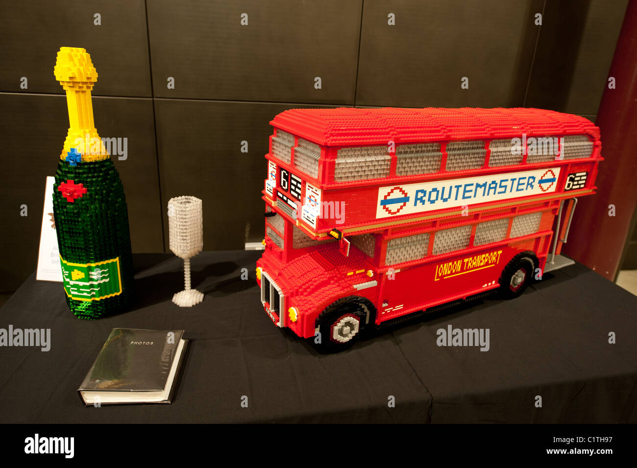 LEGO-Modelle der britischen London Routemaster Bus, eine Flasche Sekt und ein Glas Stockfoto