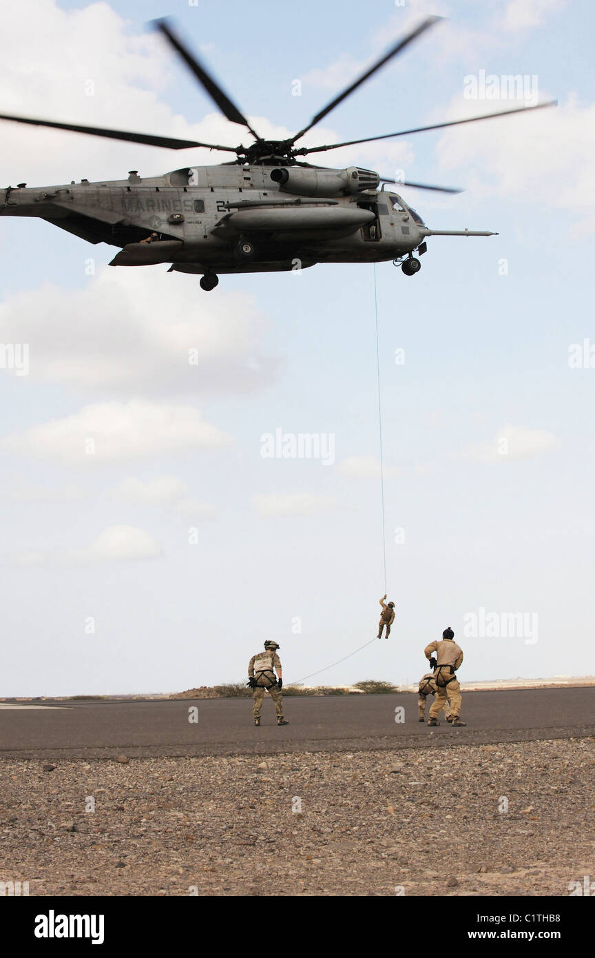 Luftwaffe Pararescuemen führen eine Bekämpfung einsetzen und Extraktion Übung in Dschibuti, Afrika. Stockfoto