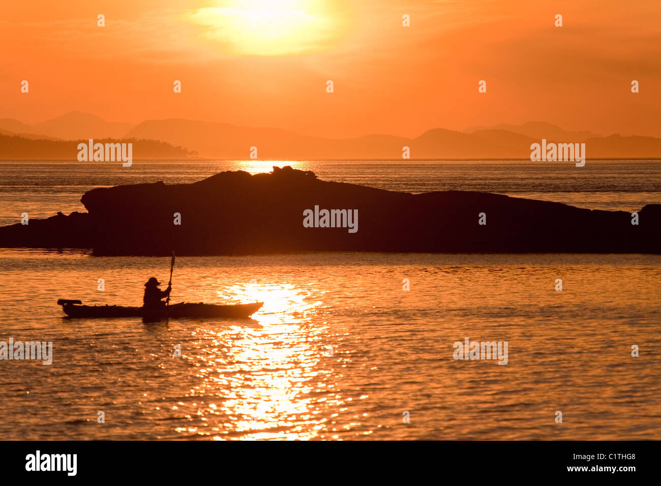 Kajakfahrer bei Sonnenuntergang San Juan Island, Washington, USA Stockfoto