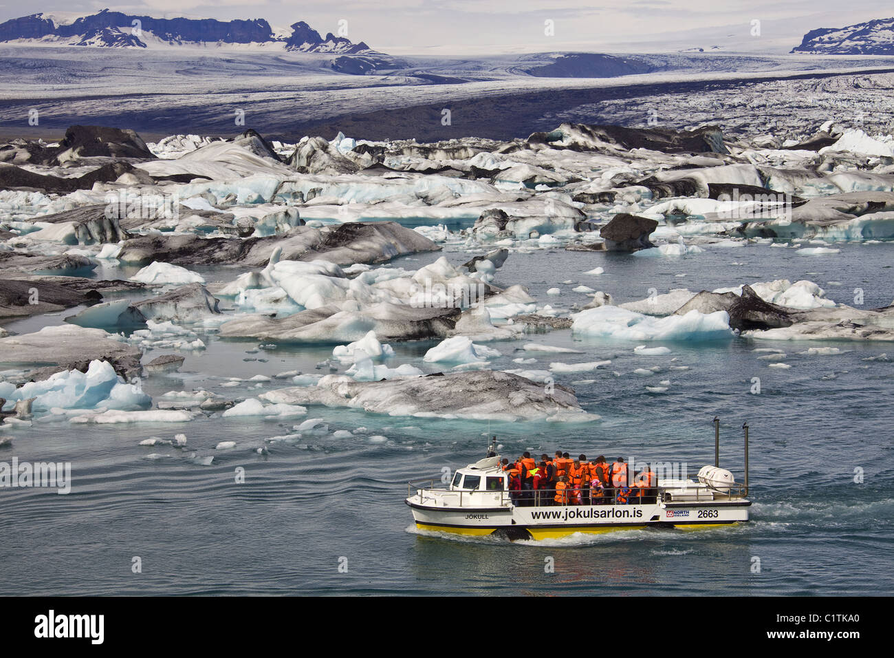 Schlauchboot auf der Küste von Grönland Stockfoto