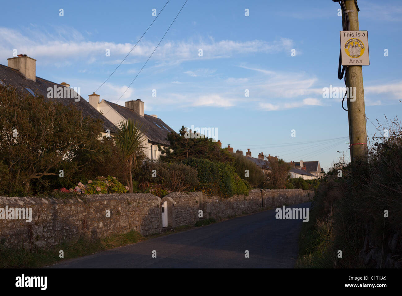 Dies ist eine Nachbarschaft Uhr anmelden Telegrafenmast auf Feldweg Stockfoto
