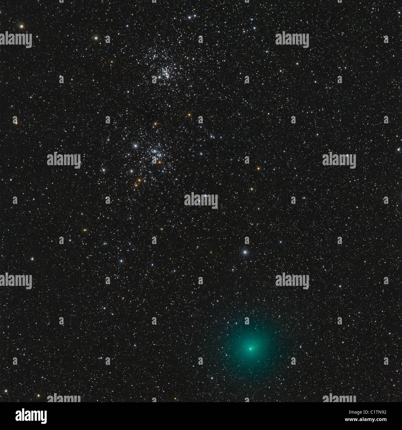 Komet Hartley 2 innerhalb der Doppelsternhaufen im Sternbild Perseus. Stockfoto