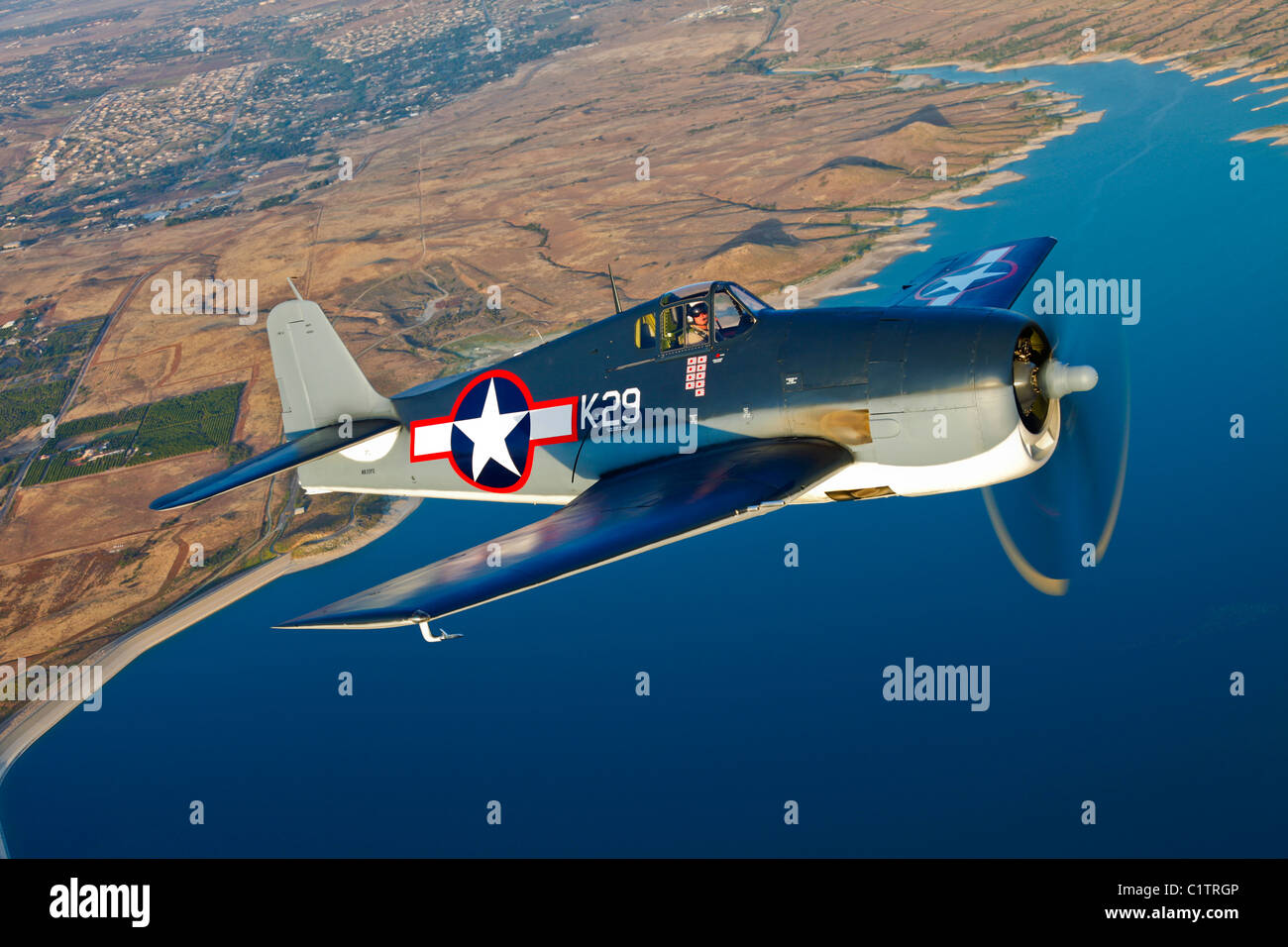 Ein Kampfflugzeug Grumman F6F Hellcat im Flug über Chino, Kalifornien. Stockfoto