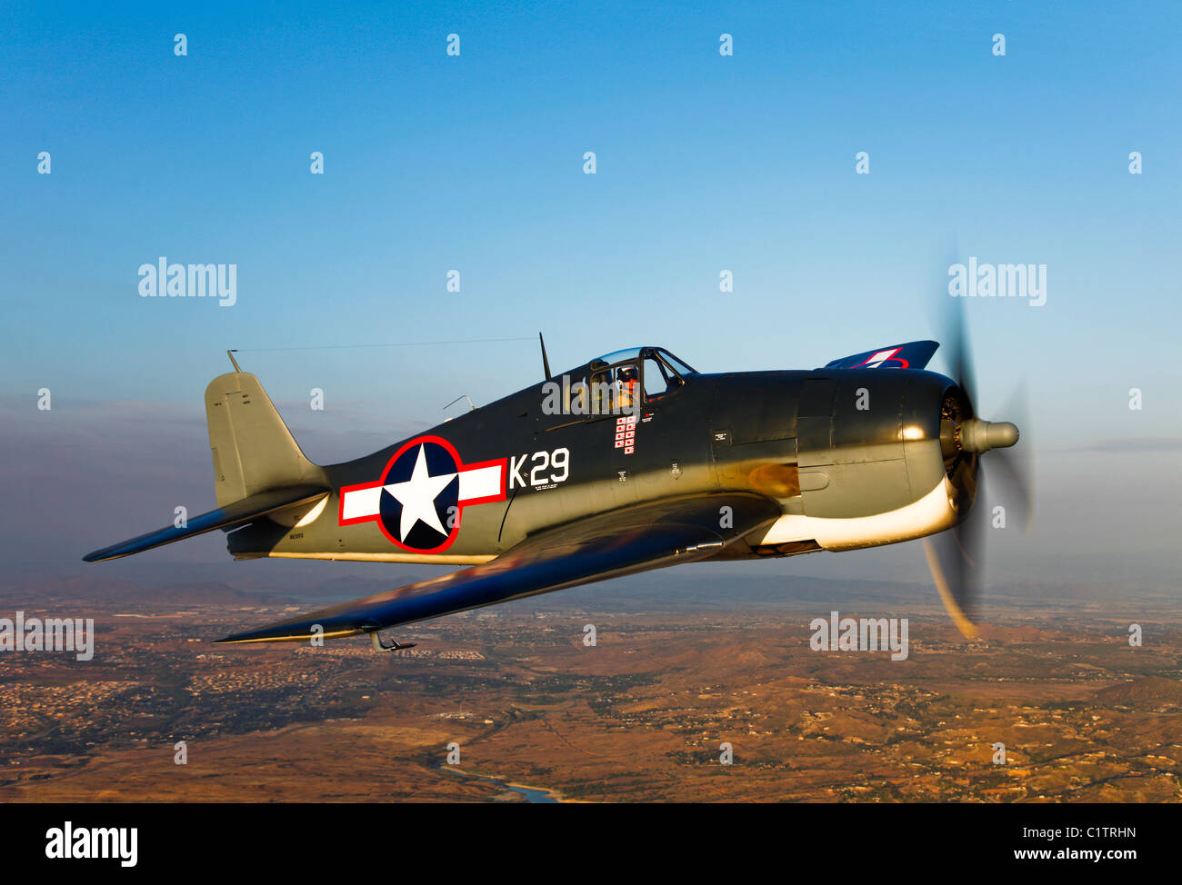 Ein Kampfflugzeug Grumman F6F Hellcat im Flug über Chino, Kalifornien. Stockfoto