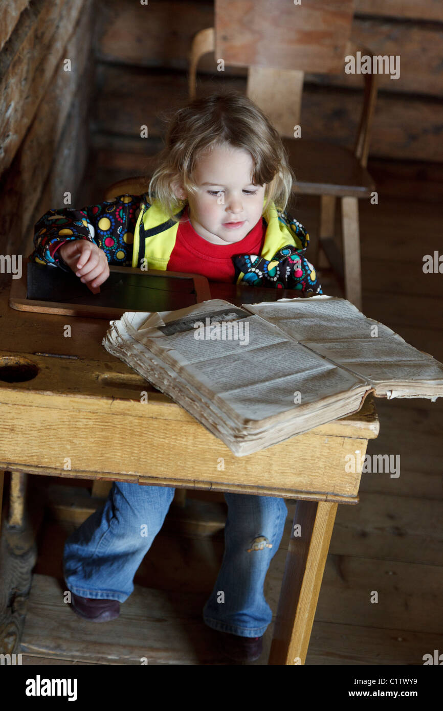 Mädchen im alten Klassenraum Stockfoto