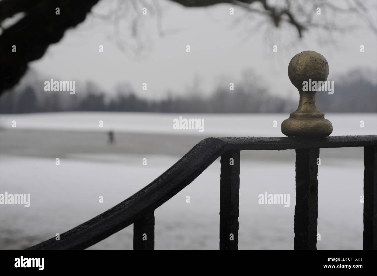 Metallbrücke mit verschneiten Park im Hintergrund Stockfoto