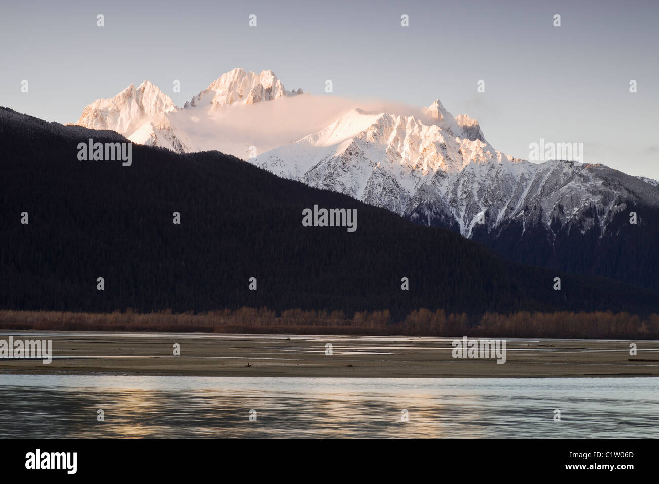 Sunrise schafft Alpenglühen auf den Chilkat Bergen und Chilkat River in der Nähe der Chilkat Bald Eagle Preserve in der Nähe von Haines, Alaska. Stockfoto