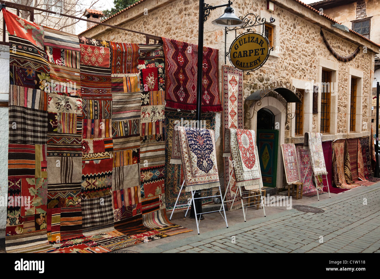 Teppich Basar, Antalya, Türkei mit einer Darstellung der Teppiche hängen außerhalb des Ladens. Stockfoto