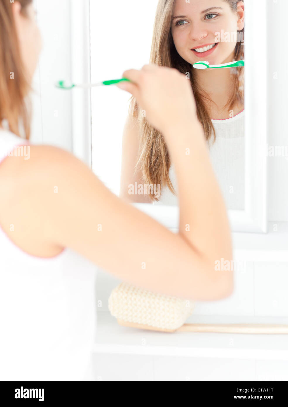 Fesselnde kaukasischen Frau hält eine Zahnbürste Stockfoto
