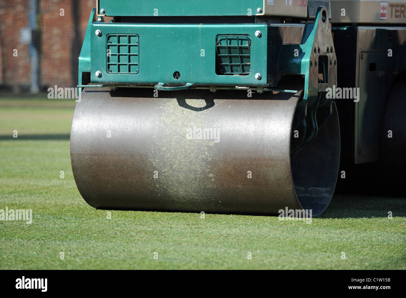 Schweren Walze auf Rasen am Cricketplatz UK Stockfoto