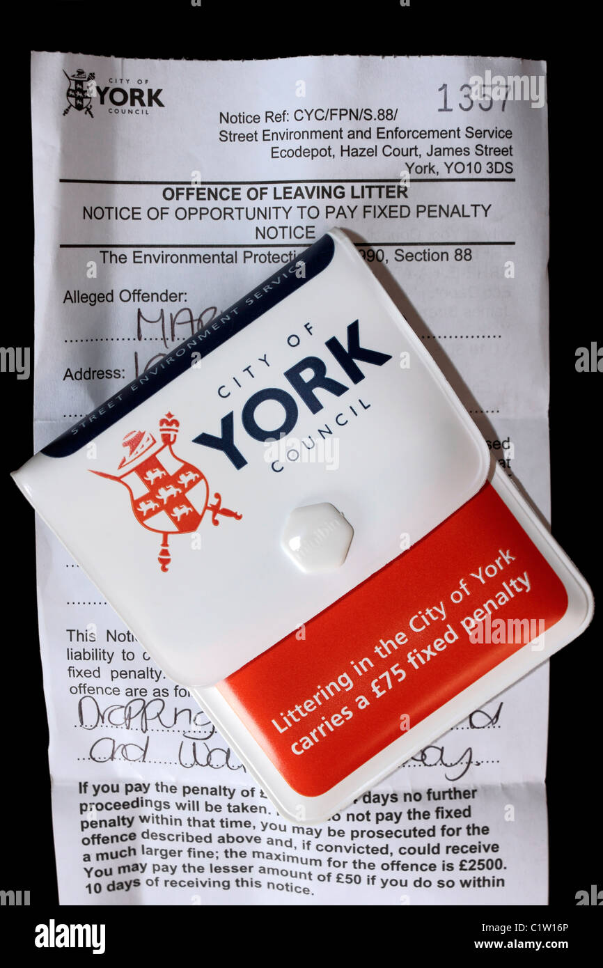 Festen Strafe Ankündigung und Minibin überreicht von York City Council Street Umwelt Service für eine Zigarettenkippe fallen. Stockfoto