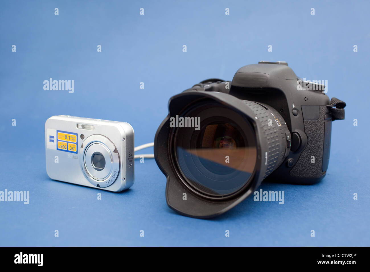 Kompaktkamera und einer digitalen Spiegelreflexkamera nebeneinander Stockfoto