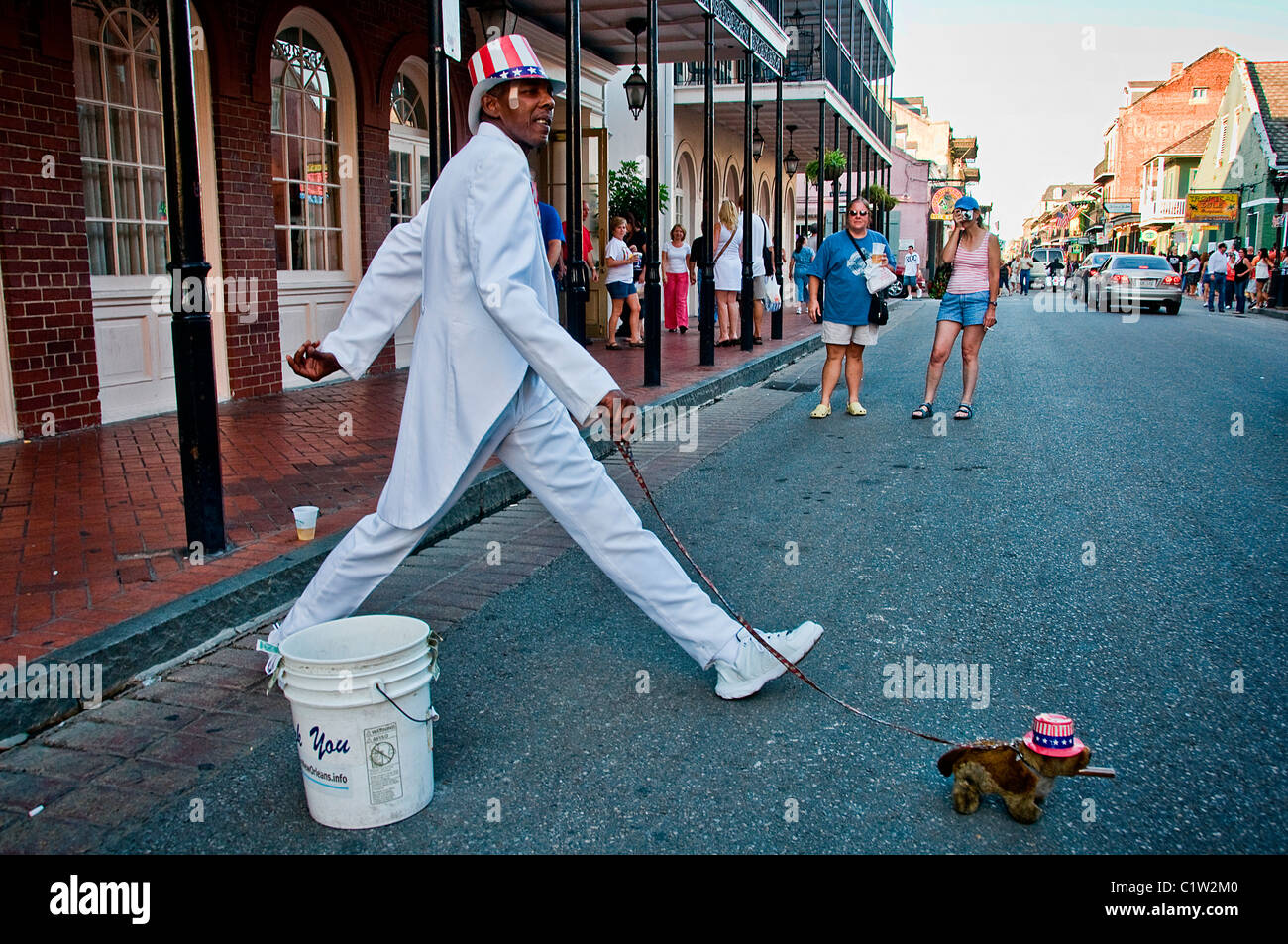 Mann in Uncle Sam Kostüm mit einem Hund zu Fuß auf einer Straße, New Orleans, Louisiana, USA Stockfoto