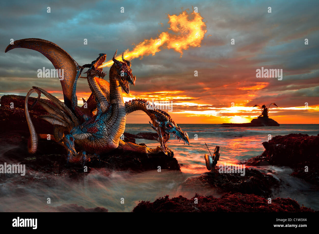 Eine Drachen-Monster kämpft gegen einen Ritter, unter dem Licht des einen Sonnenuntergang am Meer. Stockfoto