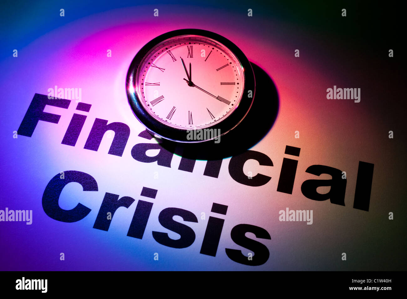 Uhr und Wort der Finanzkrise für Hintergrund Stockfoto