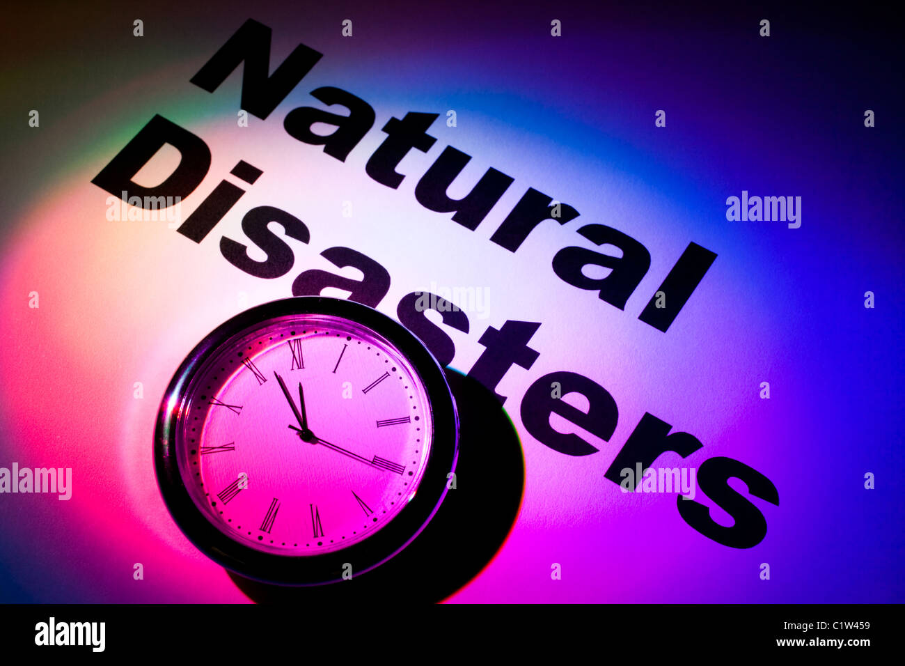 Uhr und Wort von Naturkatastrophen für Hintergrund Stockfoto