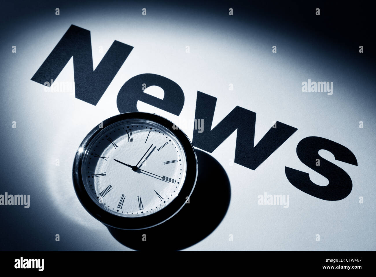Uhr und Wort der News für Hintergrund Stockfoto