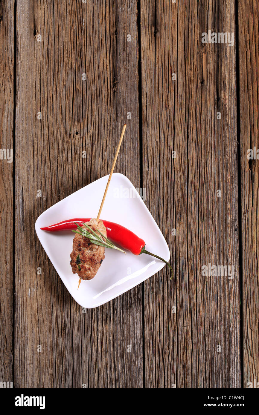 Hackfleisch Kebab auf einem Stick - overhead Stockfoto