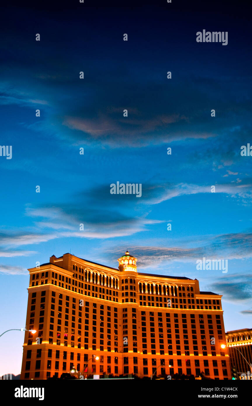 Hotel leuchtet in der Dämmerung, Bellagio Resort und Casino, The Strip, Las Vegas, Nevada, USA Stockfoto
