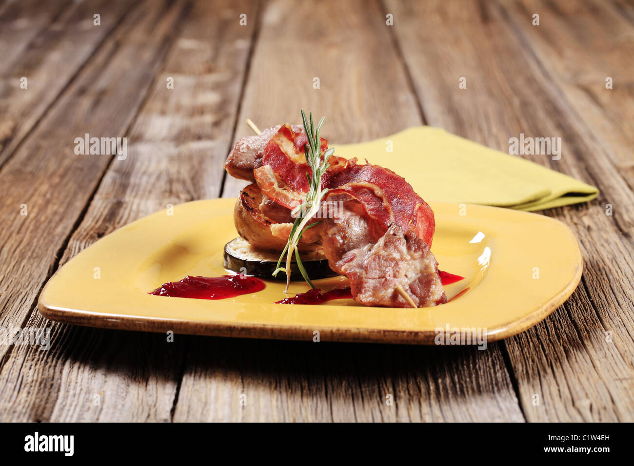 Schaschlik mit Speck und Cranberry-sauce Stockfoto