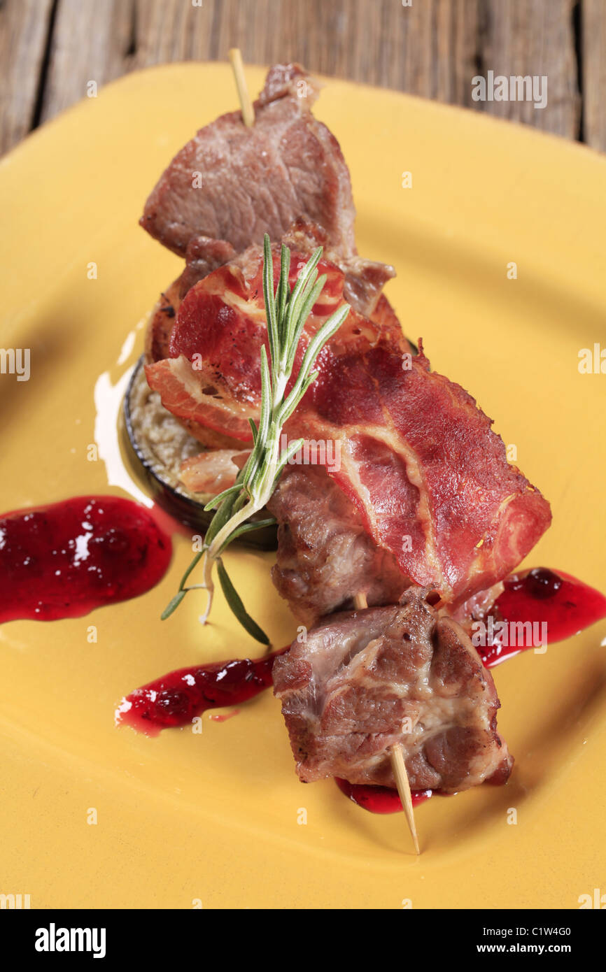 Schaschlik mit Speck und Cranberry-sauce Stockfoto