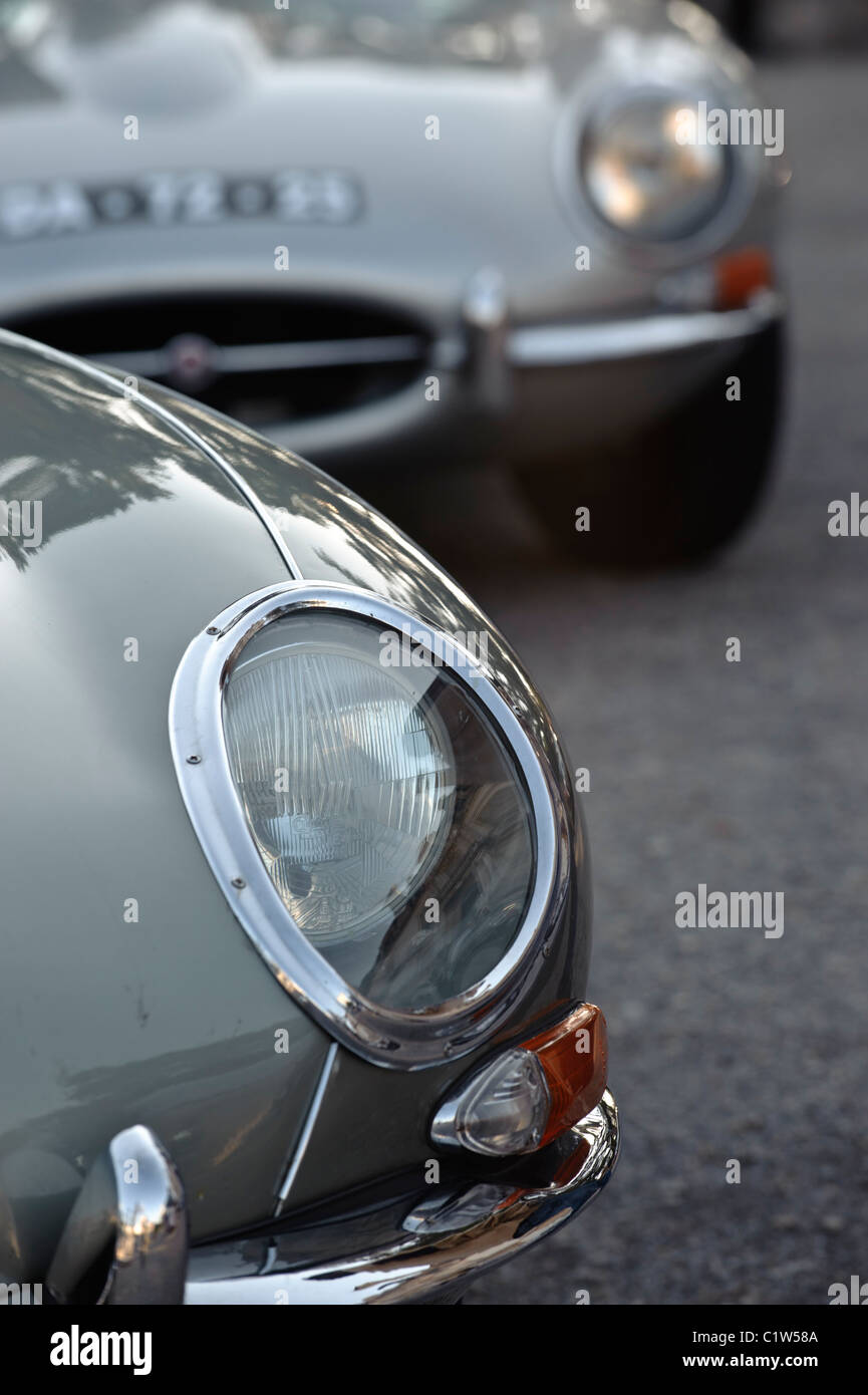 Detail-Aufnahme von zwei Jaguar E-Type Oldtimer britischer Sportwagen Stockfoto