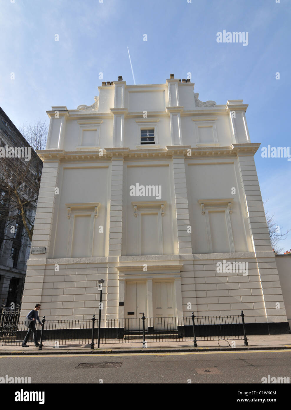 Gebäude ohne Fenster weiße Wand Mann zu Fuß hohes Gebäude Stockfoto