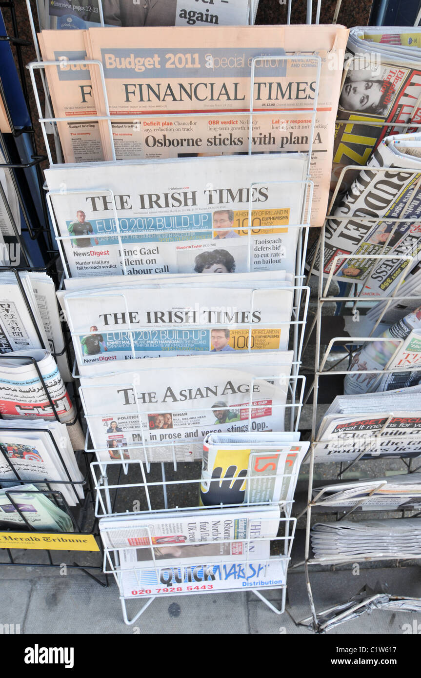 Finanzielle Zeiten Irish Times The Asian Age Zeitungen Schlagzeilen Flugblätter Stockfoto