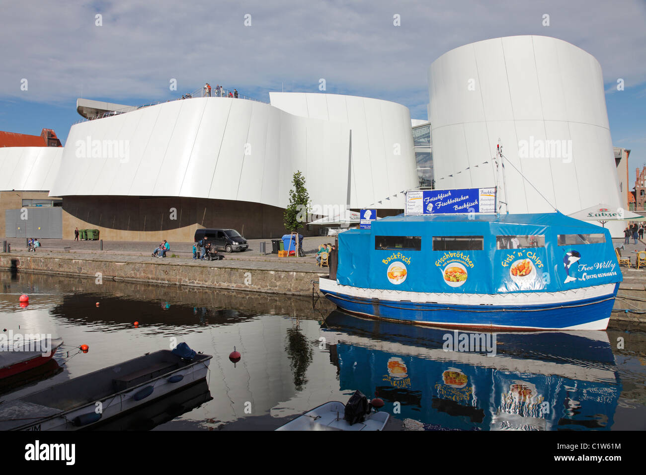 "Ozeaneum" - ein Aquarium in Stralsund - Europas Museum des Jahres 2010. Es gehört zum deutschen Meeresmuseum. Stockfoto