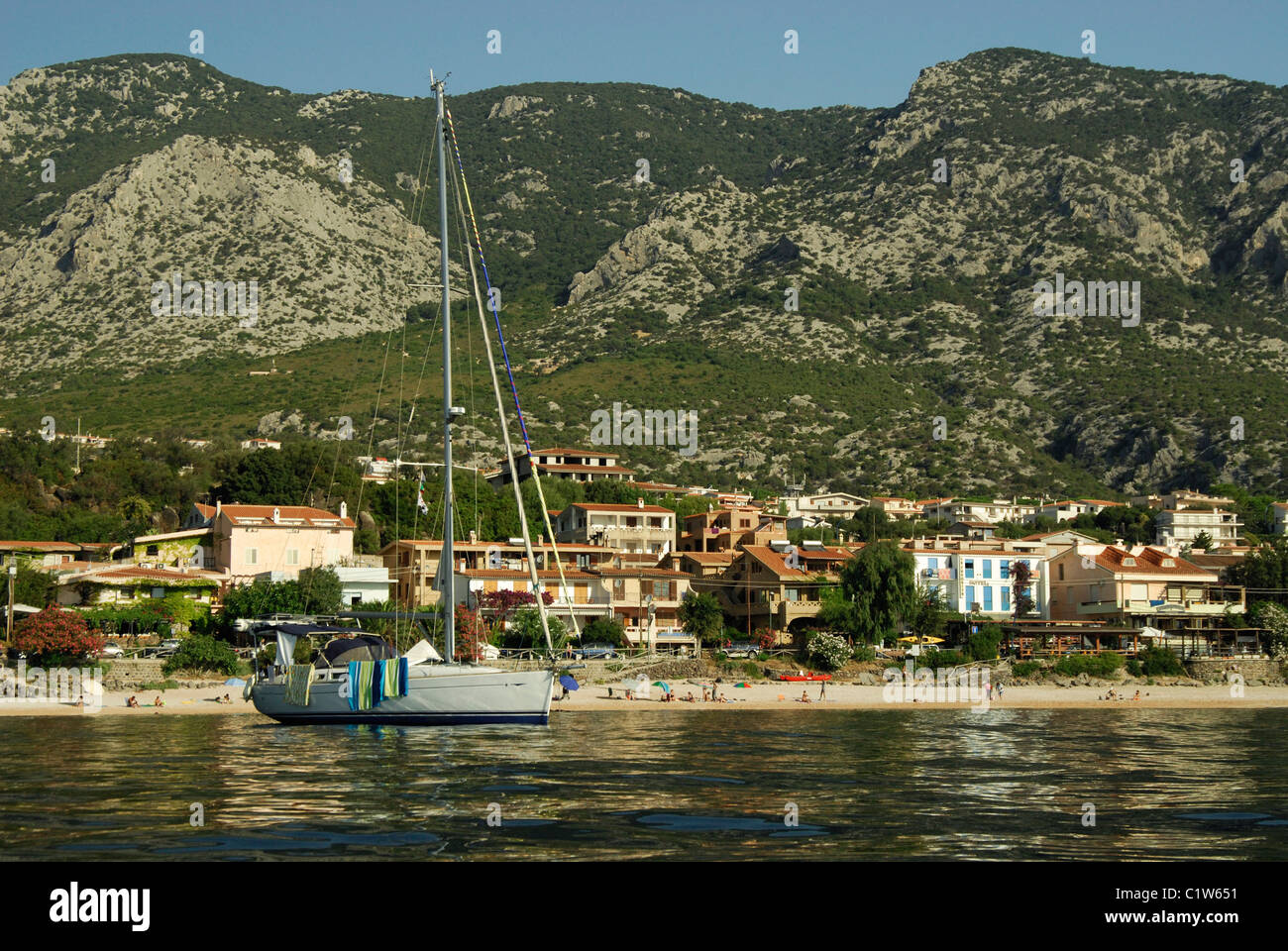 Bootsanlegestelle vor Palmasera Strand Cala Gonone Stadt, Dorgali, Sardinien, Italien Stockfoto