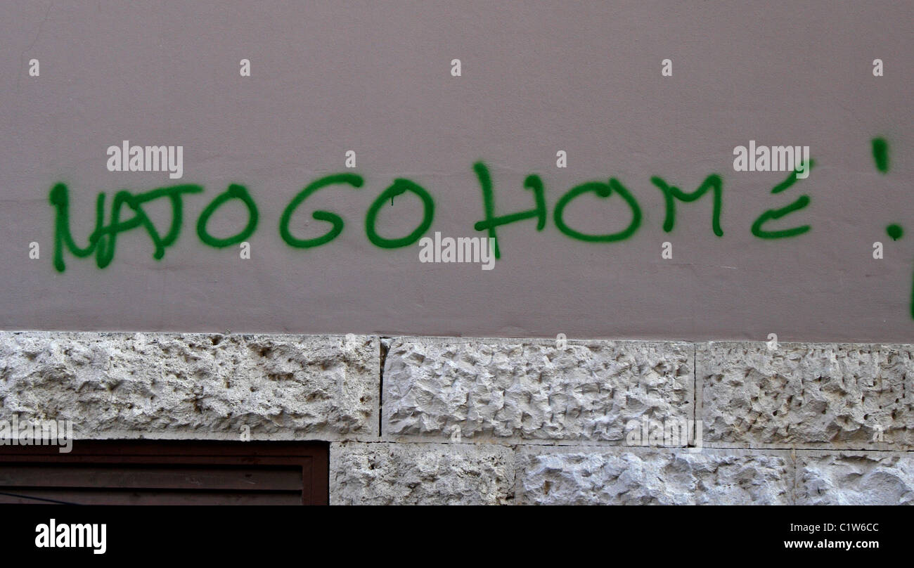 Ein Graffiti "Nato Go Home", kritisiert Nato besagt. Stockfoto