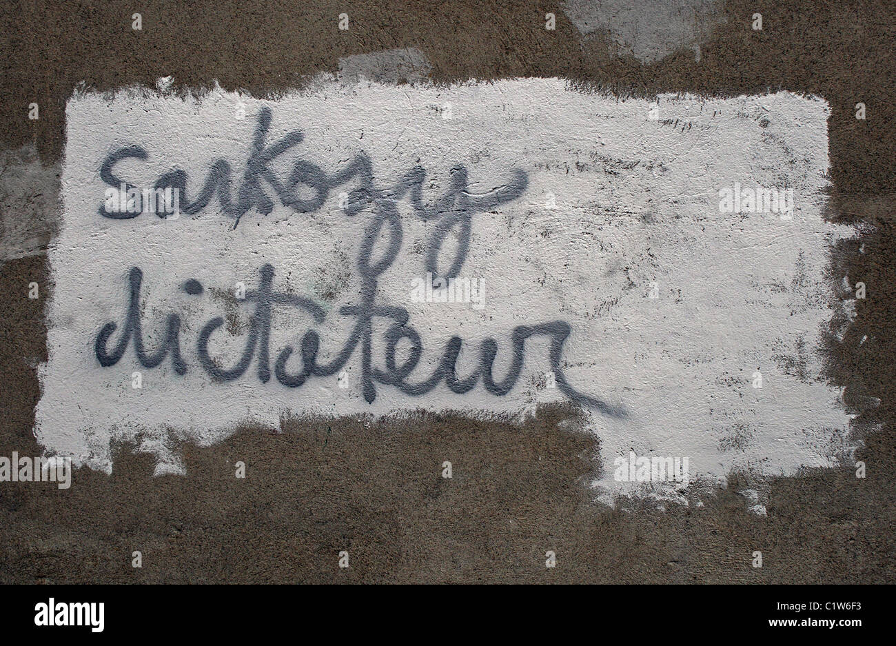 Ein Grafitti 'Sarkozy Dictateur' oder Sarkozy Diktator, der französische Präsident, Nicolas Sarkozy kritisiert. Stockfoto