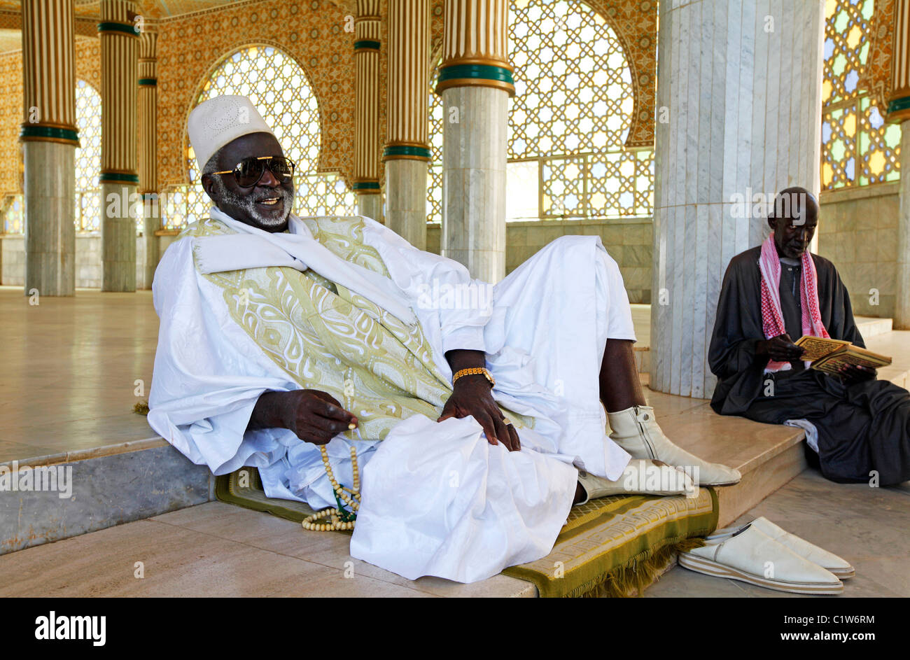 ein Marabout (islamischen geistlichen Führer) auf den Stufen der großen Moschee, Touba, Senegal, Westafrika Stockfoto