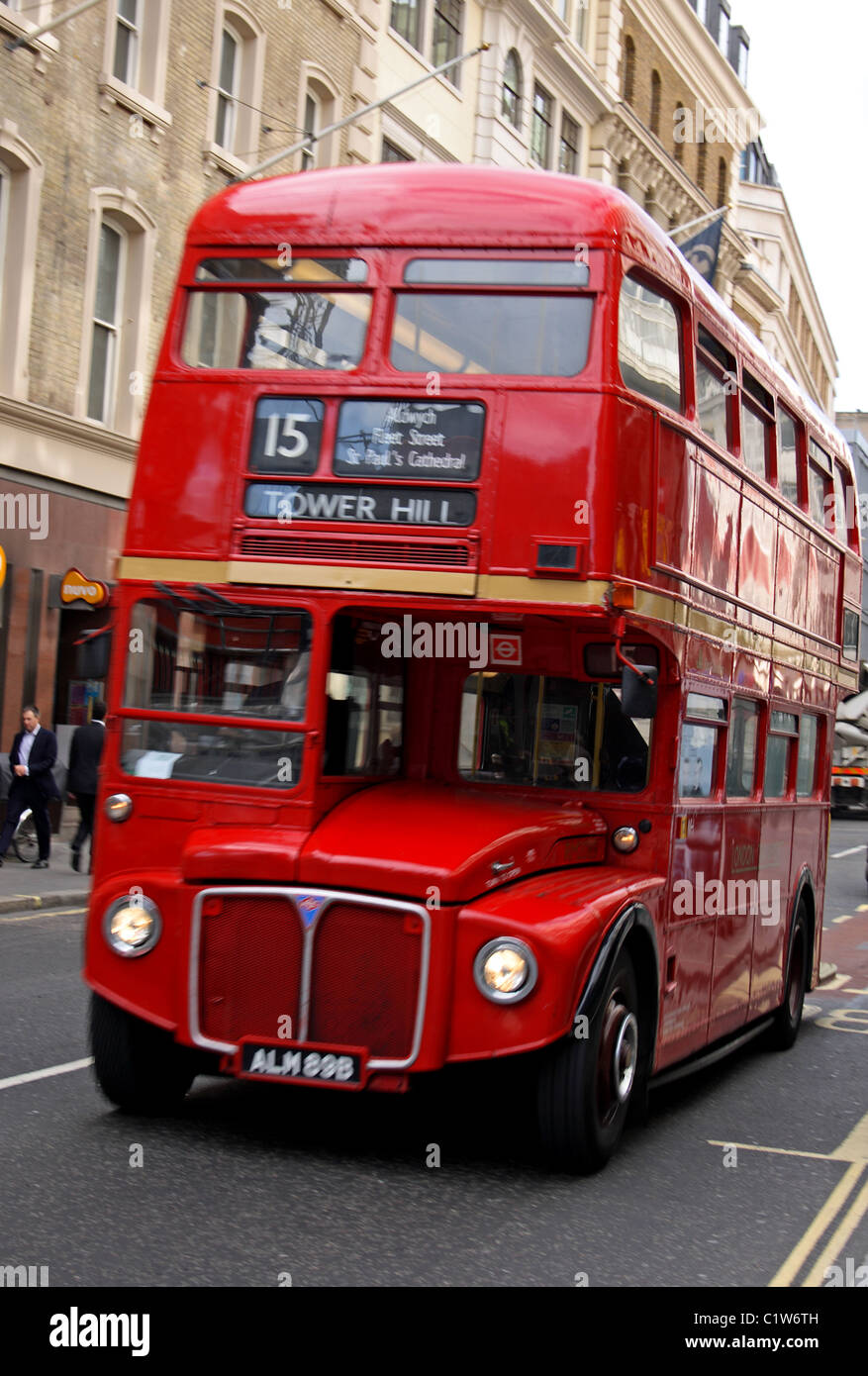 Einem traditionellen Londoner Bus oder Routemaster in London, England. Stockfoto