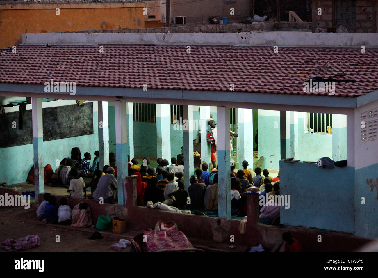 Kleine Kinder lernen den Koran aus Holztafeln in einer Talib koranische Schule in Saint-Louis, Senegal Stockfoto