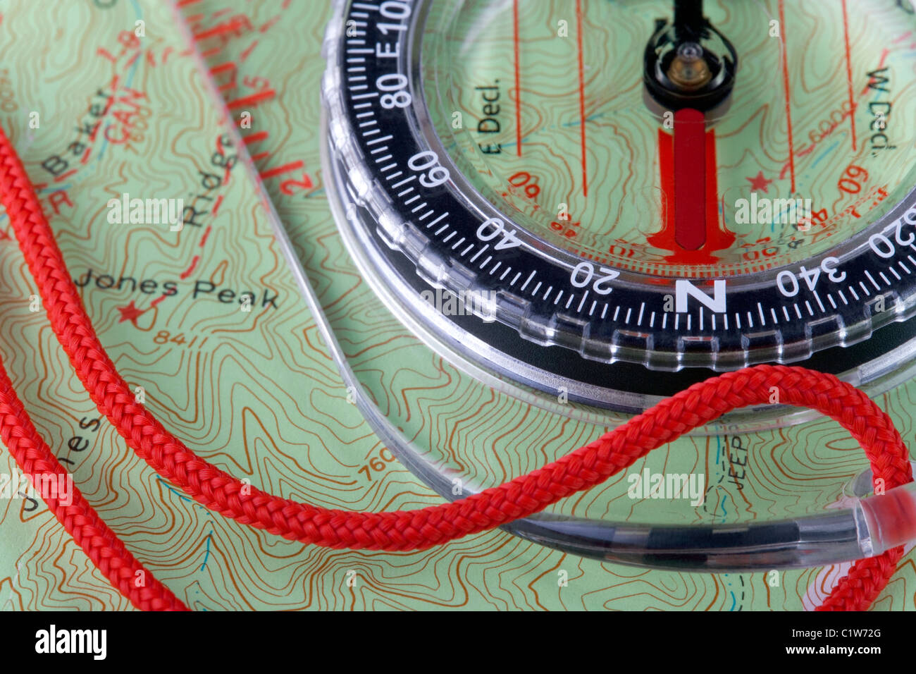 Ein Wander-Kompass auf einer Topo-Karte Stockfoto
