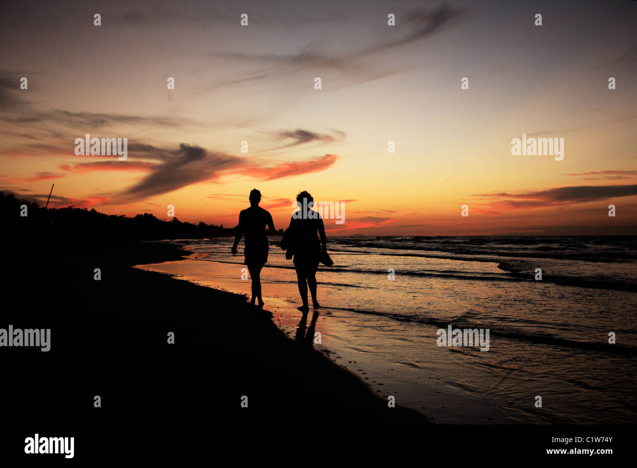 Silhouetten am Strand von Varadero in Kuba bei Sonnenuntergang Stockfoto