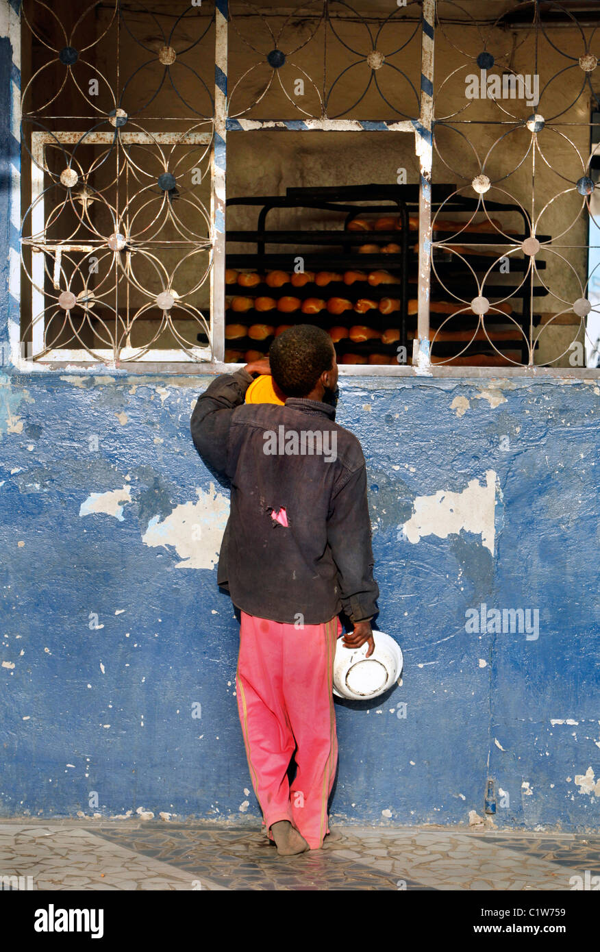 Der junge Talibé (Schüler einer koranschule) betteln vor einer Bäckerei auf den Straßen von Saint Louis, Senegal Stockfoto