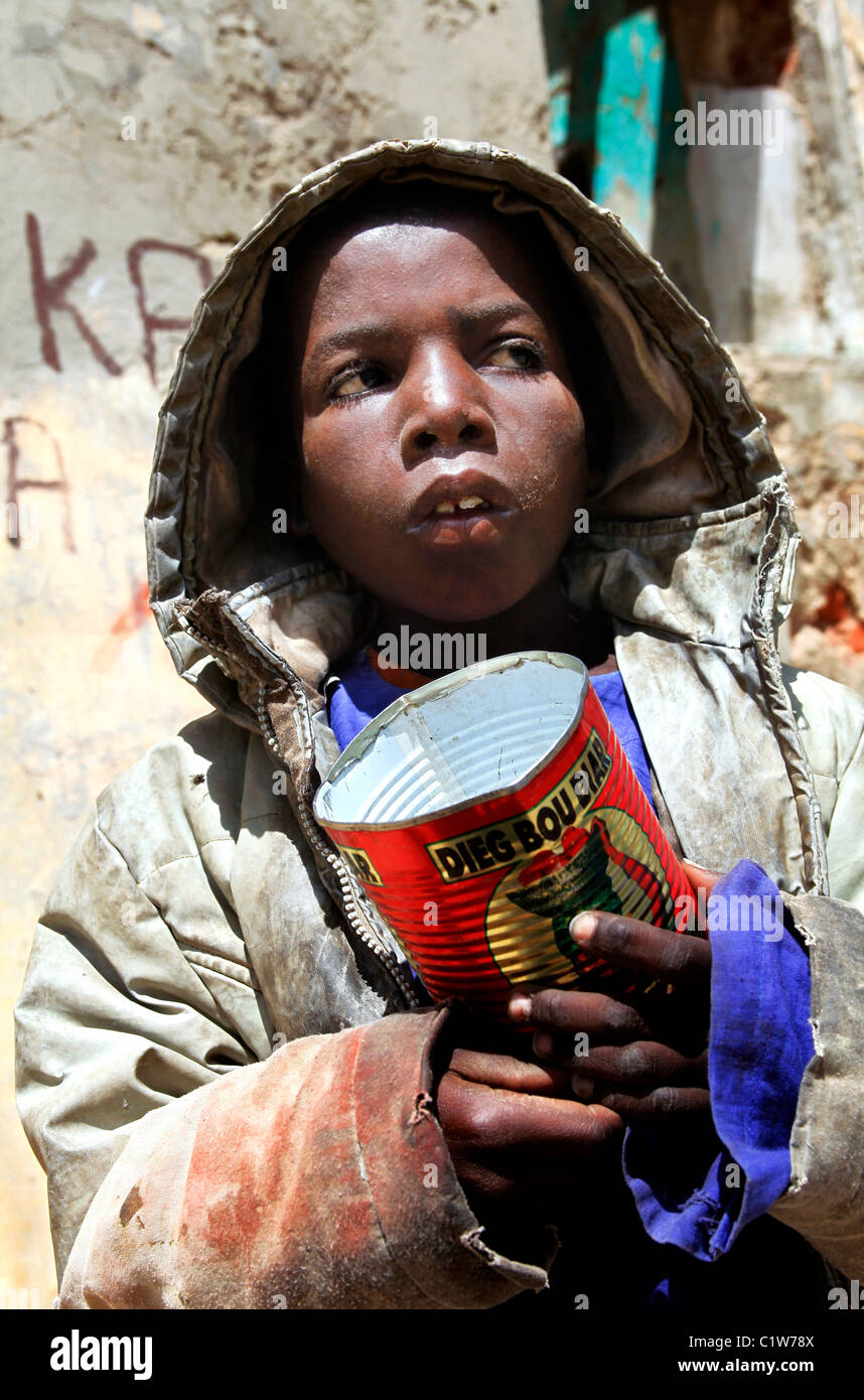 Young Talibé (Studenten aus einer Koran-Schule) Betteln auf den Straßen von Saint-Louis, Senegal Stockfoto